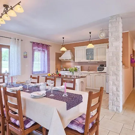 Emanuel 펜션 풀라